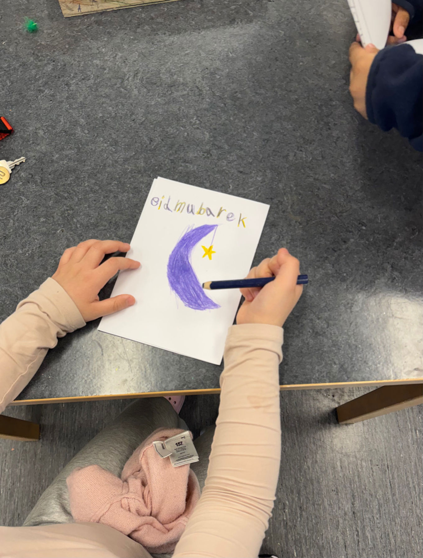 Foto: Amanprit Kaur Ryen en person som tegner på et ark