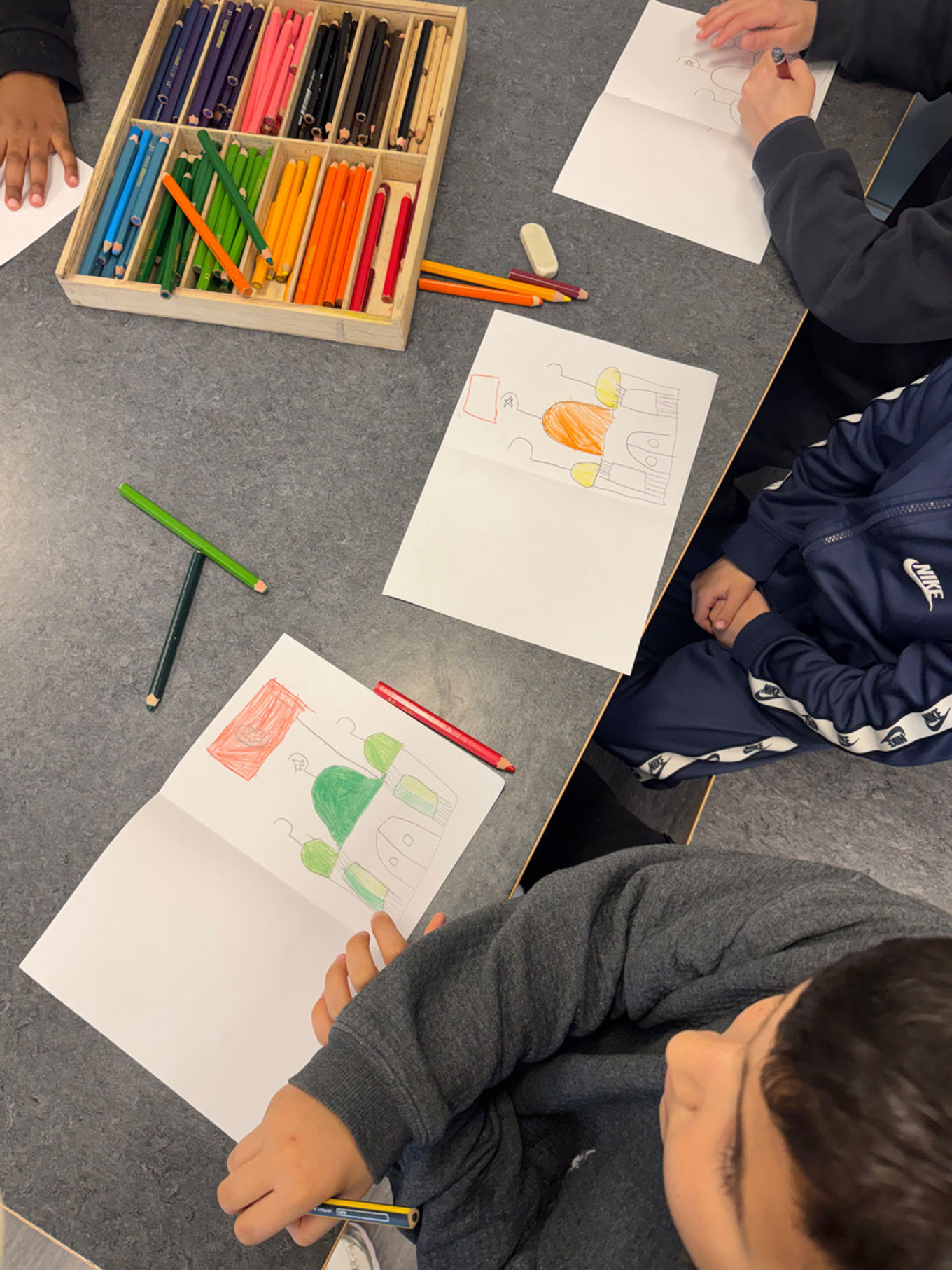 Foto: Amanprit Kaur Ryen en gruppe mennesker som sitter ved et bord med papirer og blyanter