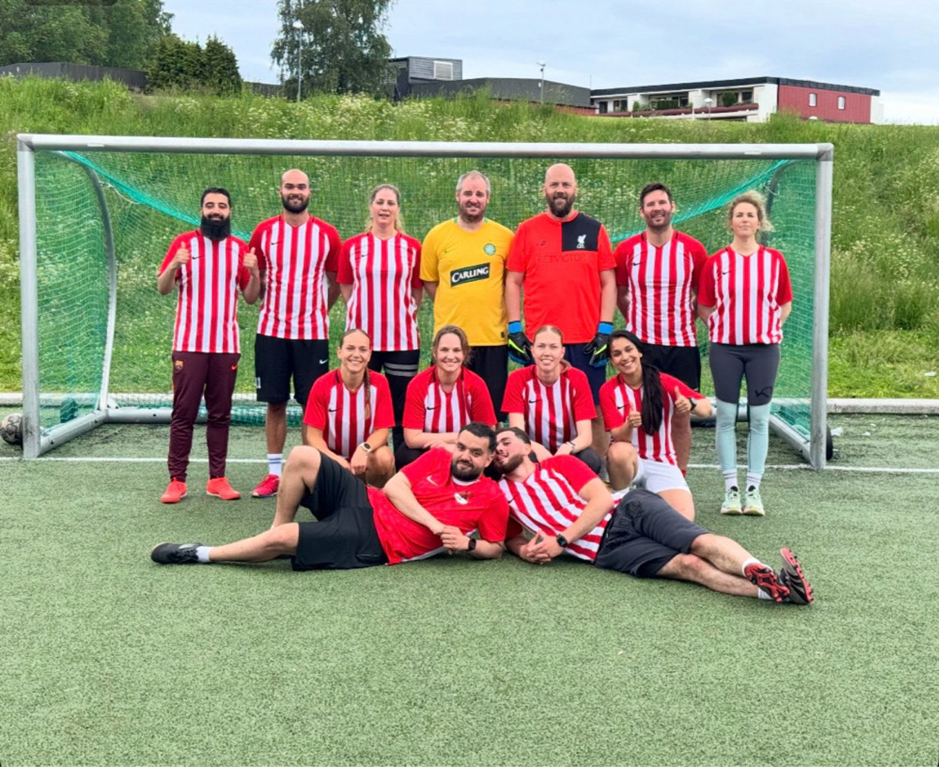 en gruppe mennesker som poserer for et bilde