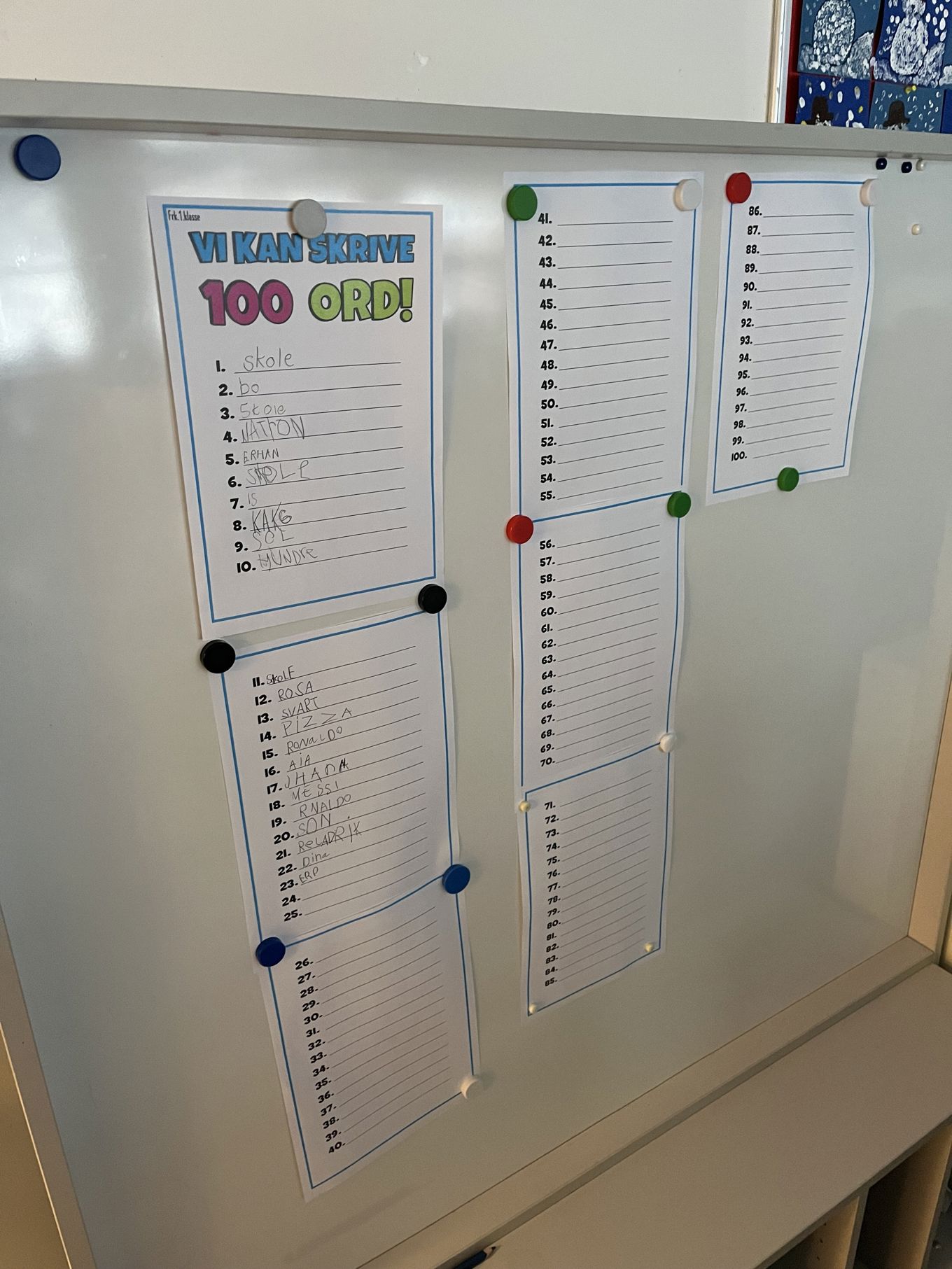 en tavle med skrift på