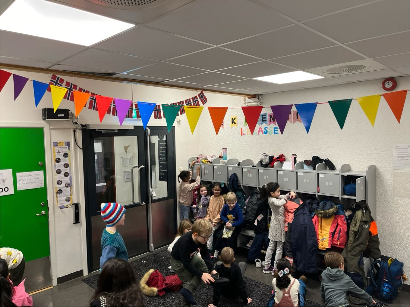 En gruppe mennesker i et rom med flagg