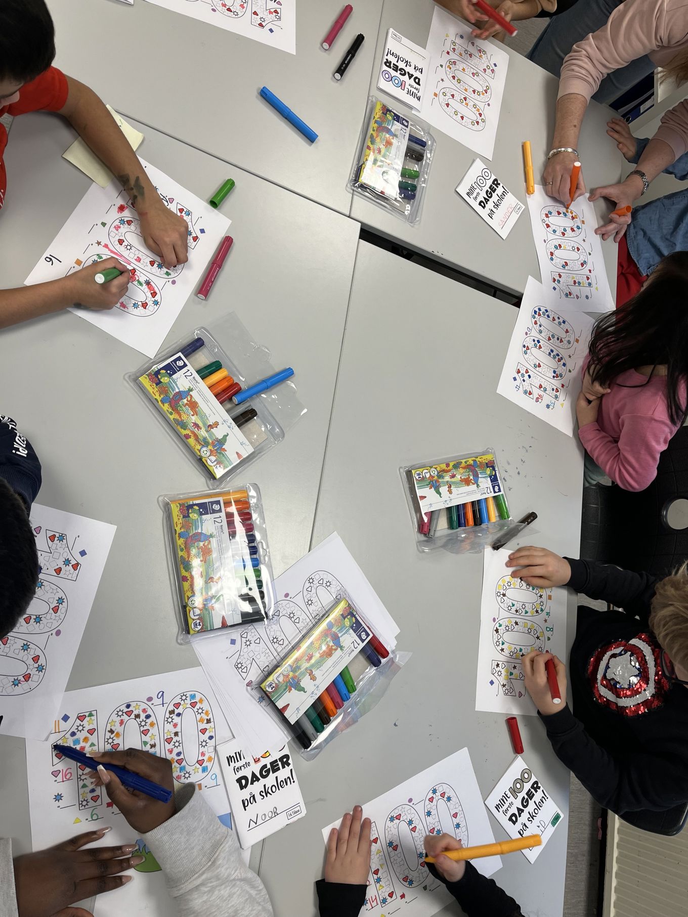 en gruppe mennesker som driver med kunst