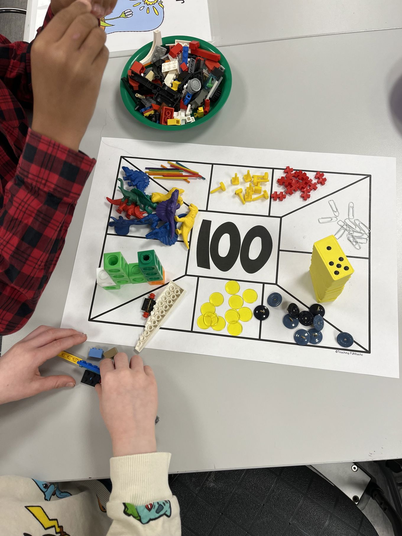 en person som maler på et bord