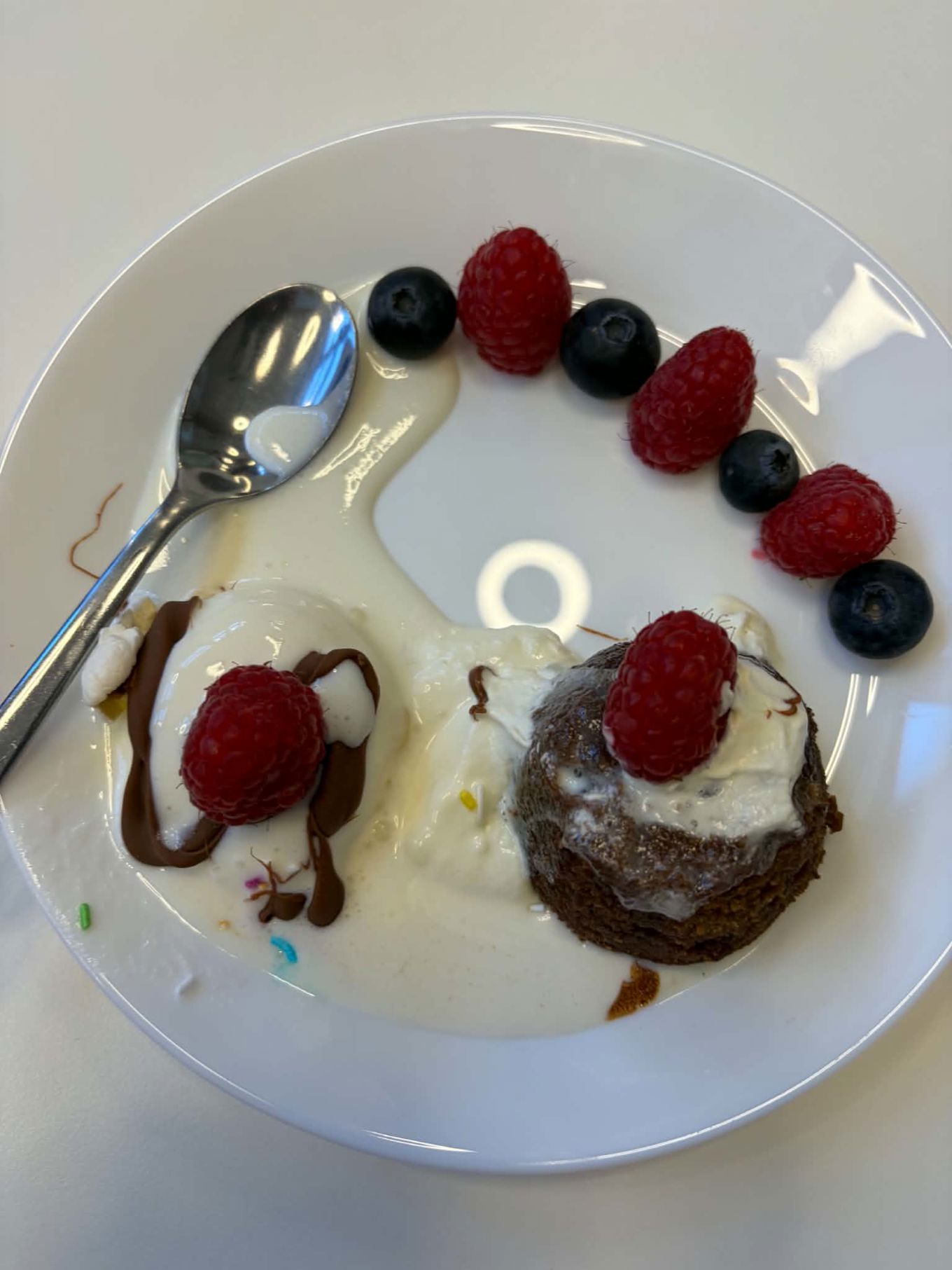 Foto: Amanprit Kaur Ryen En tallerken dessert med skje