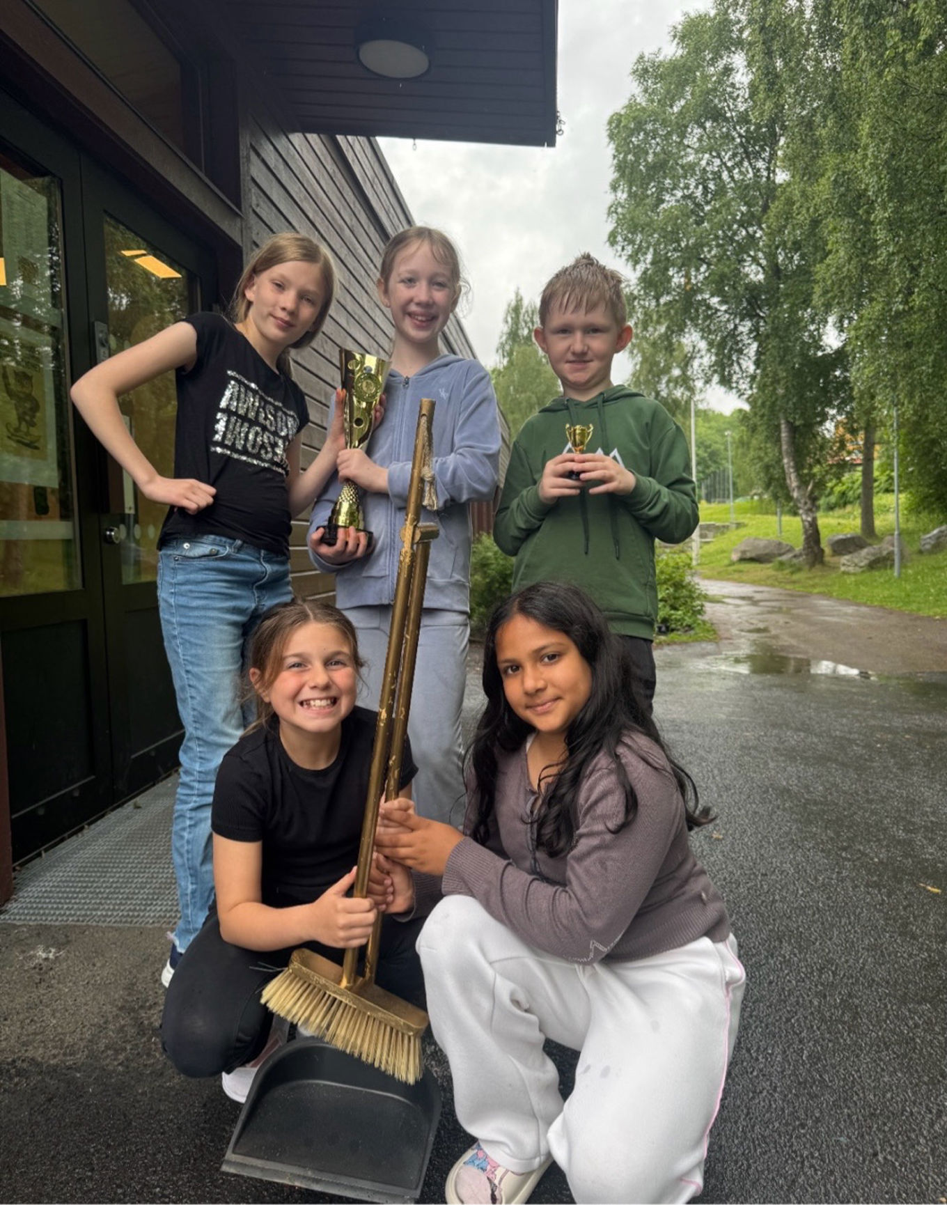 en gruppe mennesker som poserer for et bilde