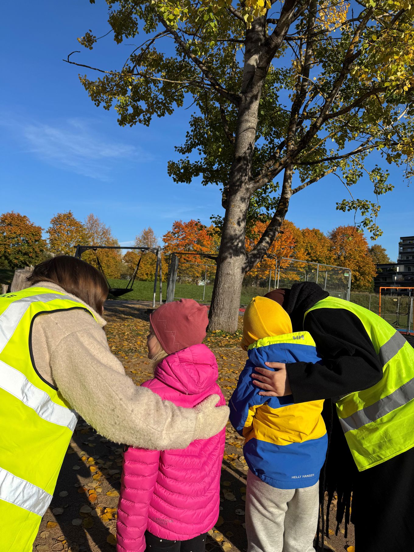 en gruppe mennesker som står utenfor