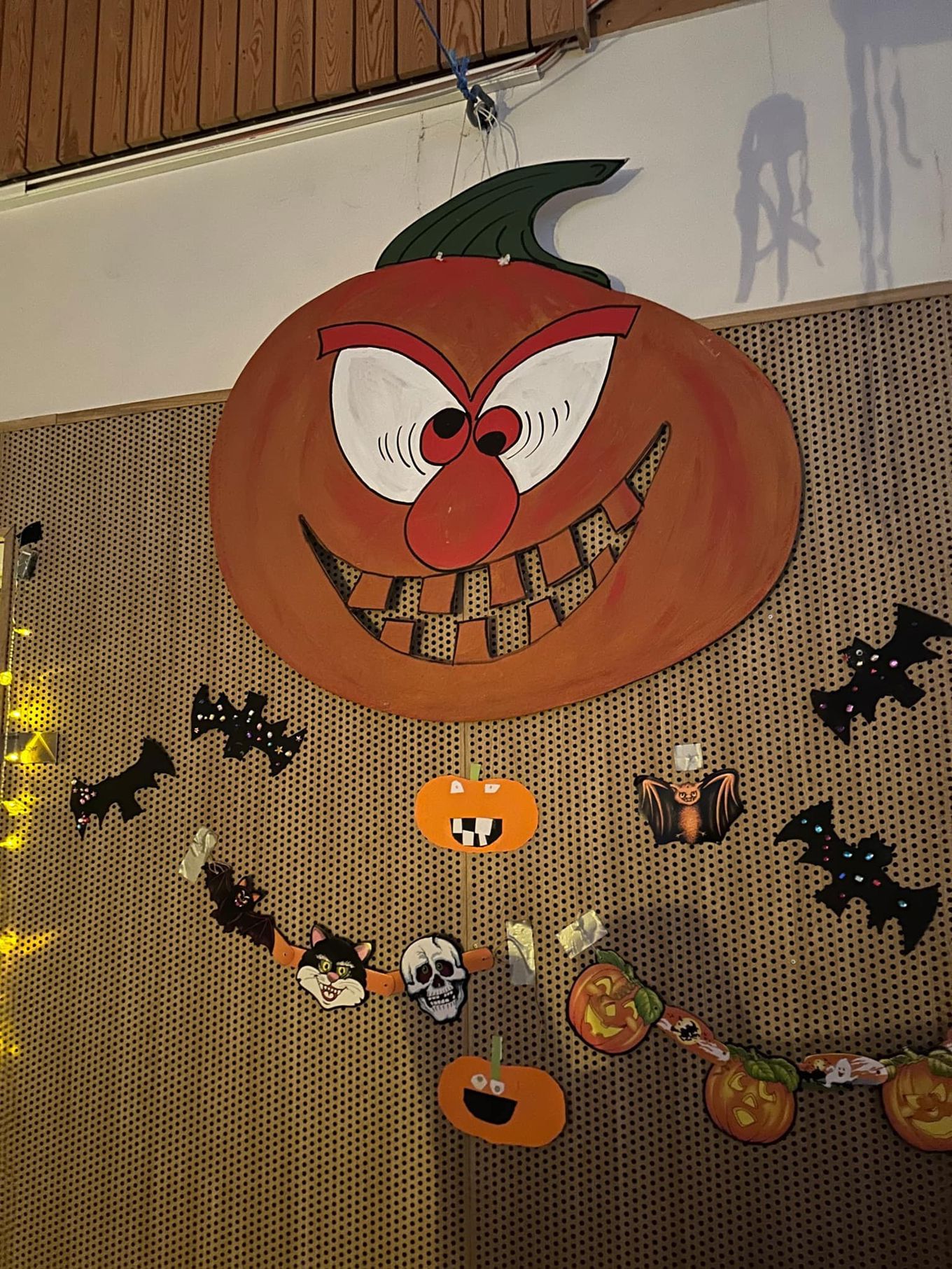 et gresskar med et ansikt tegnet på det