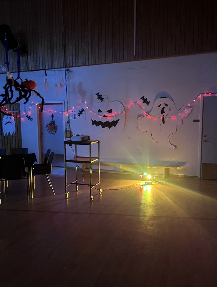 et rom med vegg med kunst