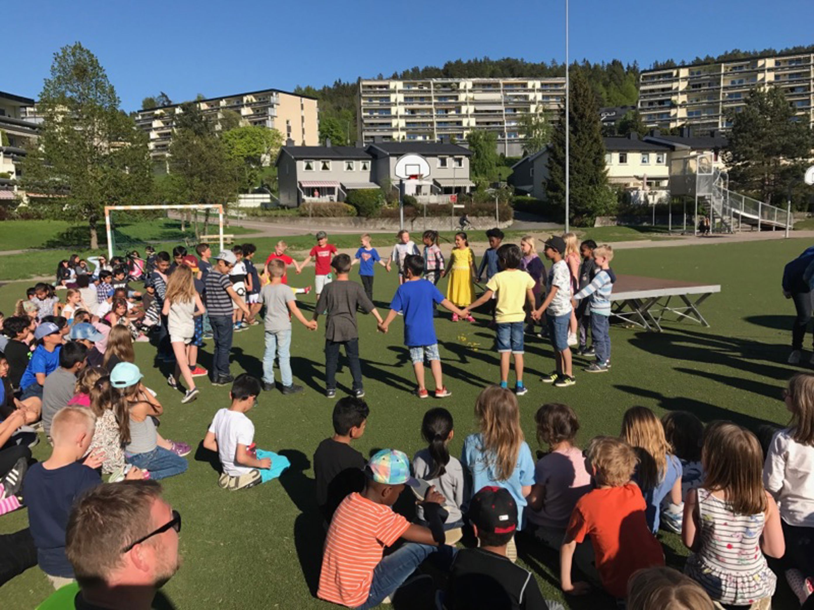 En gang i året flytter vi skoledagen til ettermiddagen og inviterer foresatte til en åpen skoledag