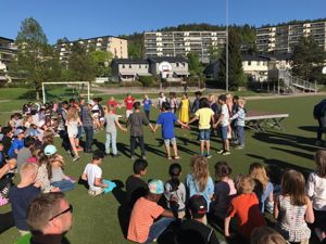 En gang i året flytter vi skoledagen til ettermiddagen og inviterer foresatte til en åpen skoledag