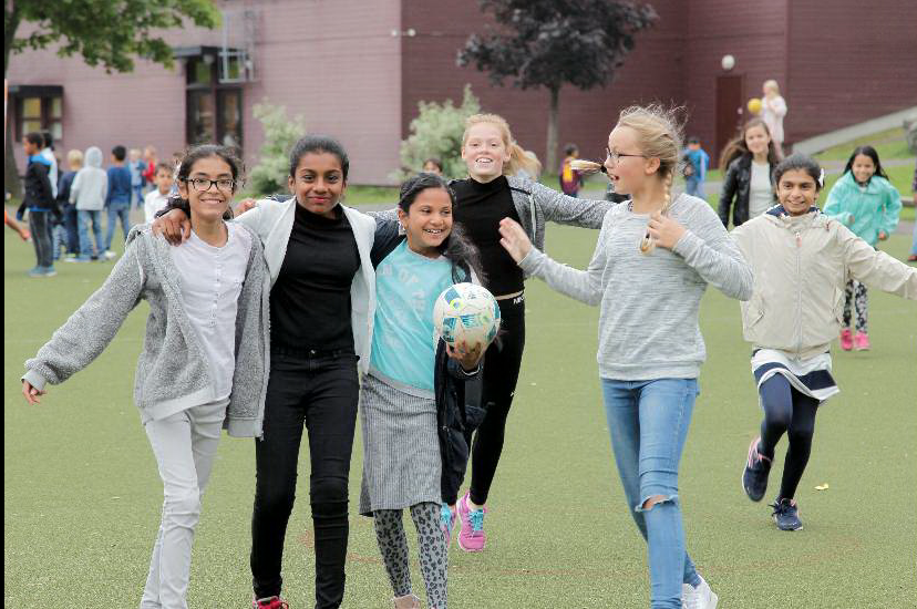 Elever ute i skolegården