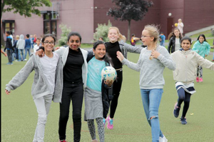 Elever ute i skolegården