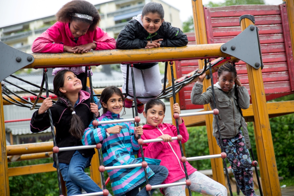 Det er et stort klatrestativ på skolen