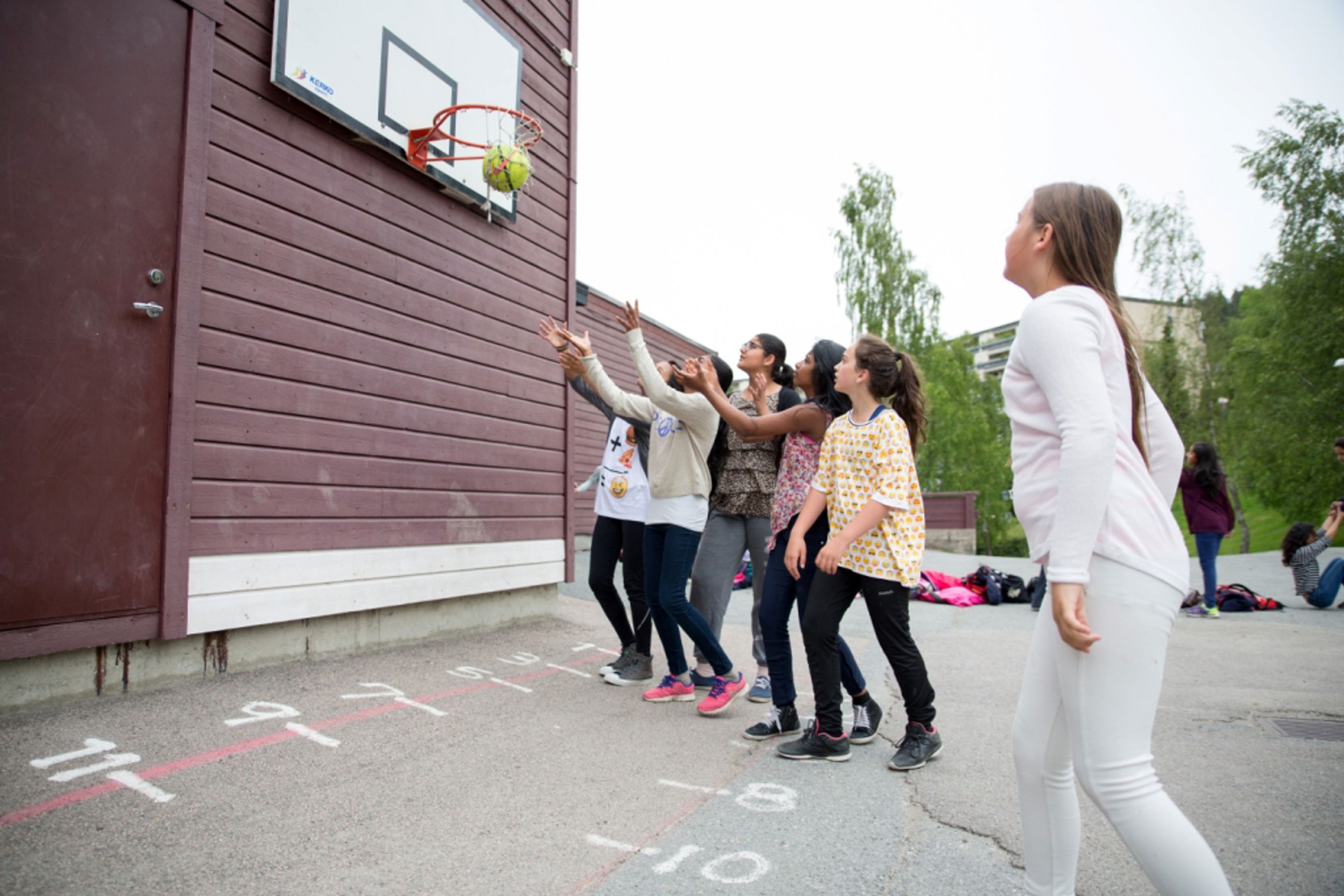 Elever spiller basketball