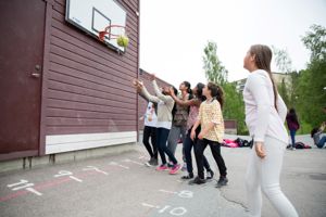 Elever spiller basketball