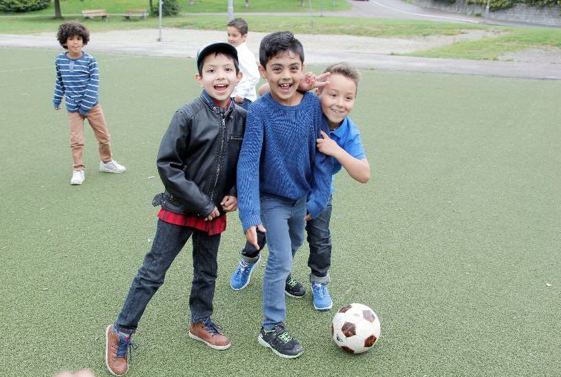 Elever spiller fotball i skolegården