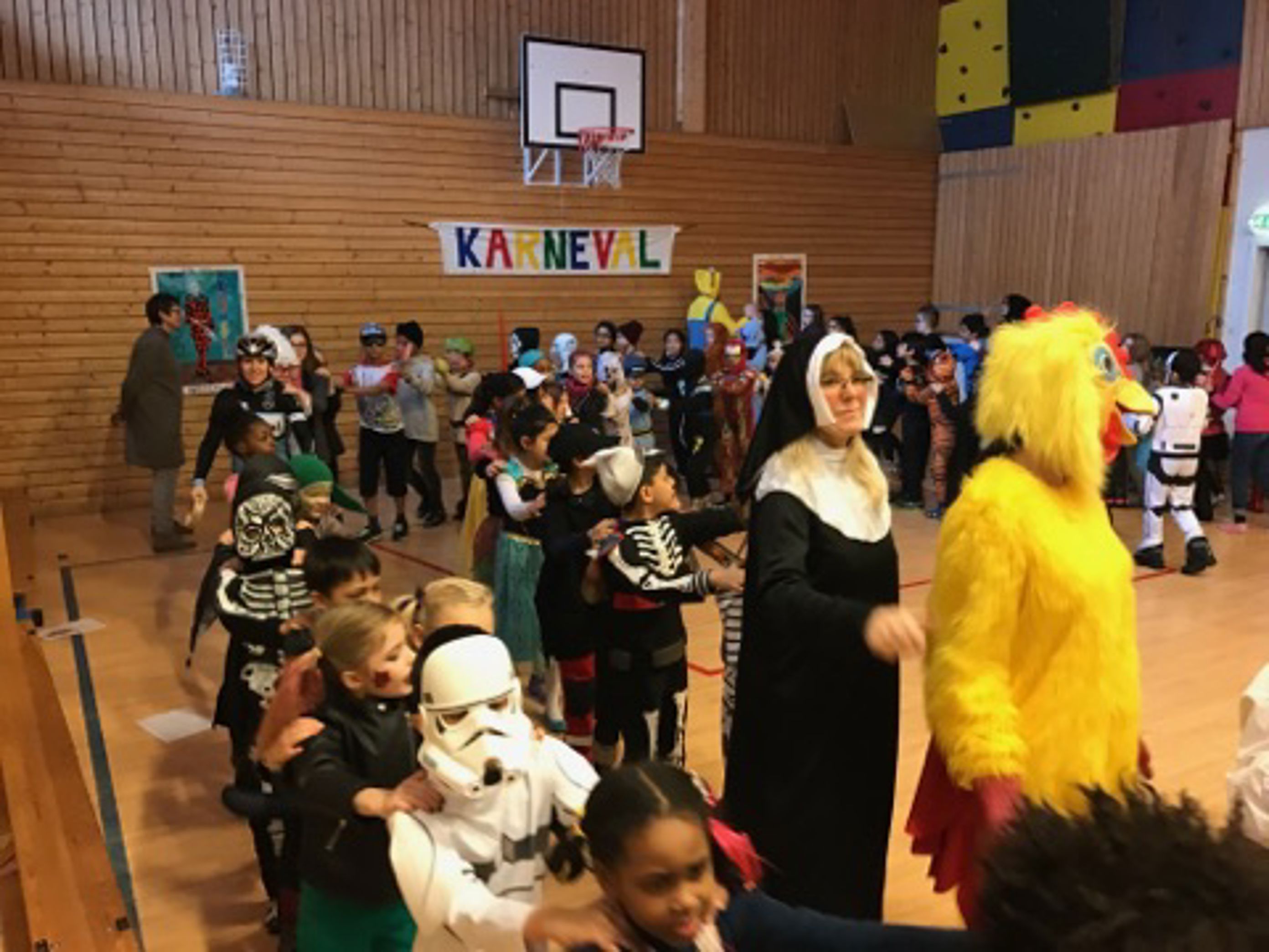 Fast tradisjon på skolen er det årlige karnevalet