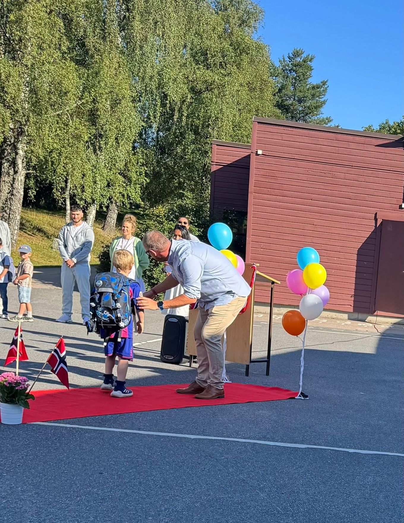 En gruppe mennesker med ballonger